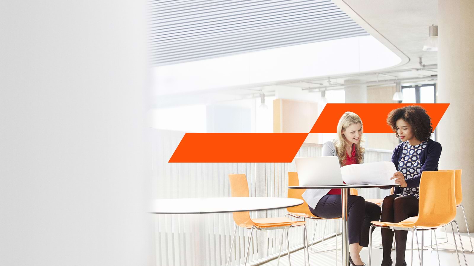 divas speciālistes salīdzina datus ekrānā