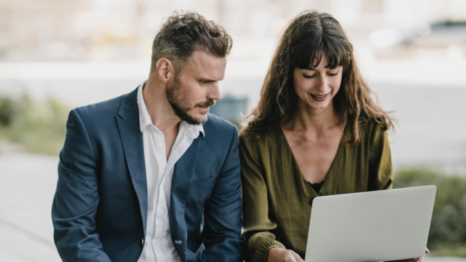A man and a woman discussing, illustrating the concept of PwC Estonia accounting line of service's ongoing and completed jobs