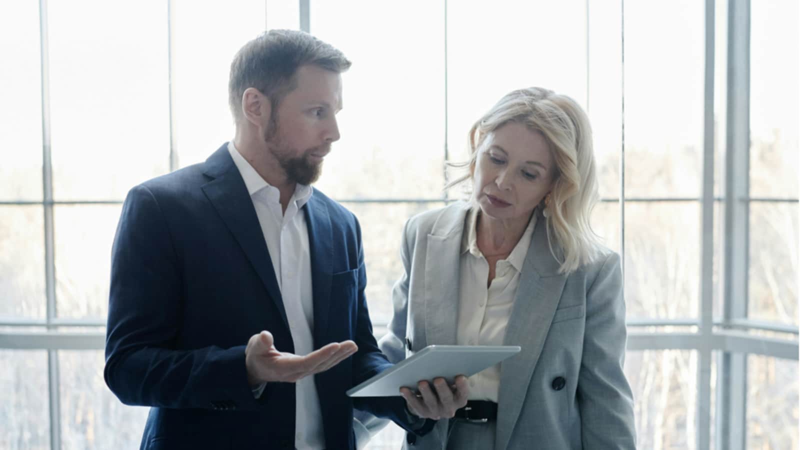 Kolleegid arutlemas, illustreerimaks PwC Eesti juhtimisnõustamise 2025. aasta olulisemaid projekte