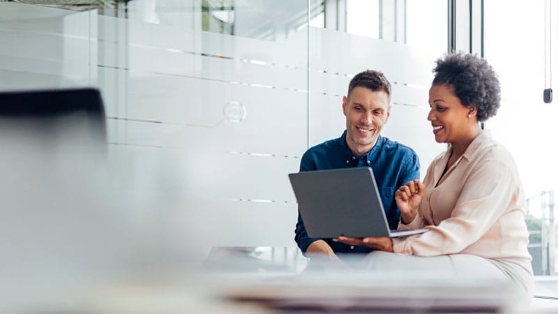 kollegor på kontor diskuterar ESMAs fokusområden för 2025