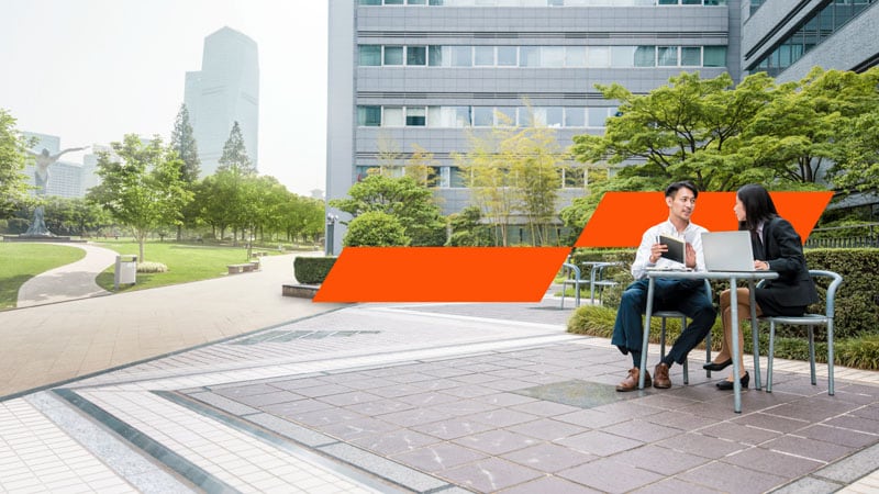 2 coworkers discussin