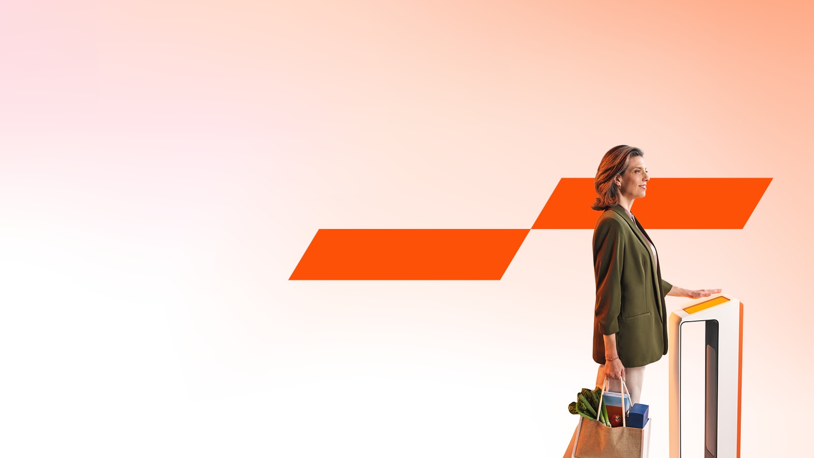 To personer som står med matvarer og mobiltelefoner