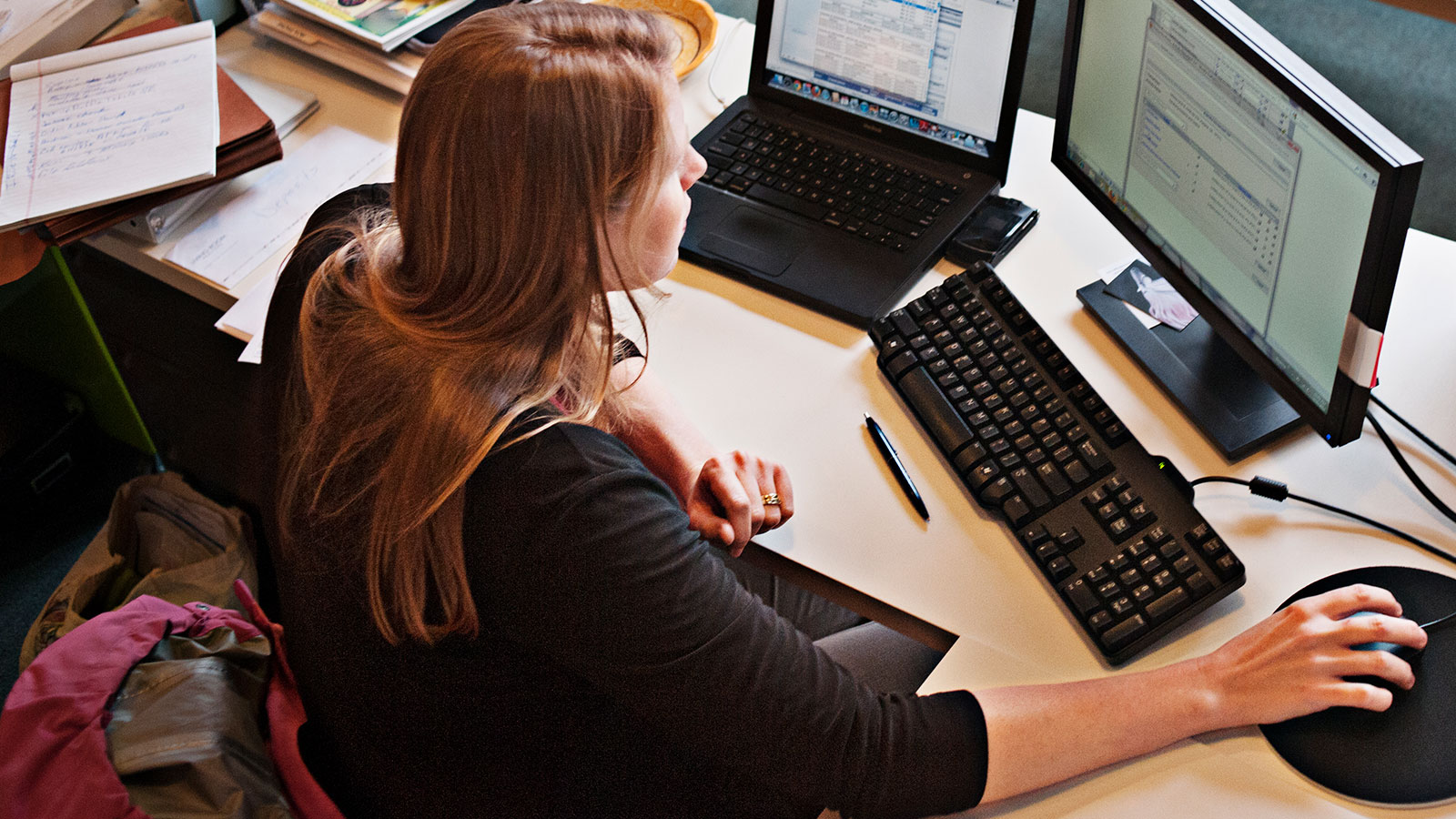 jeune femme travaillant sur un ordinateur