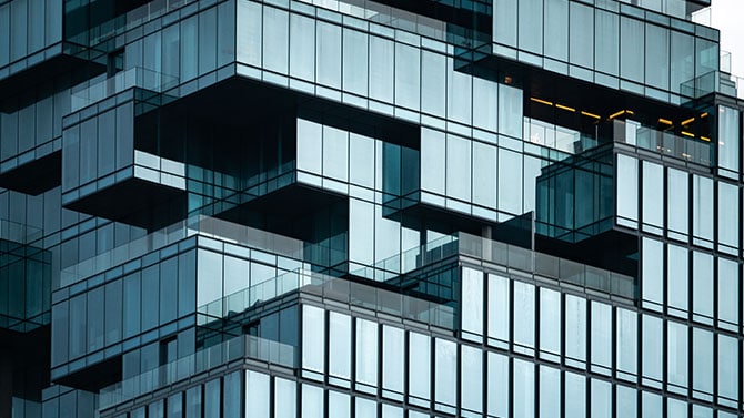 lysstråler på mørk bakgrunn