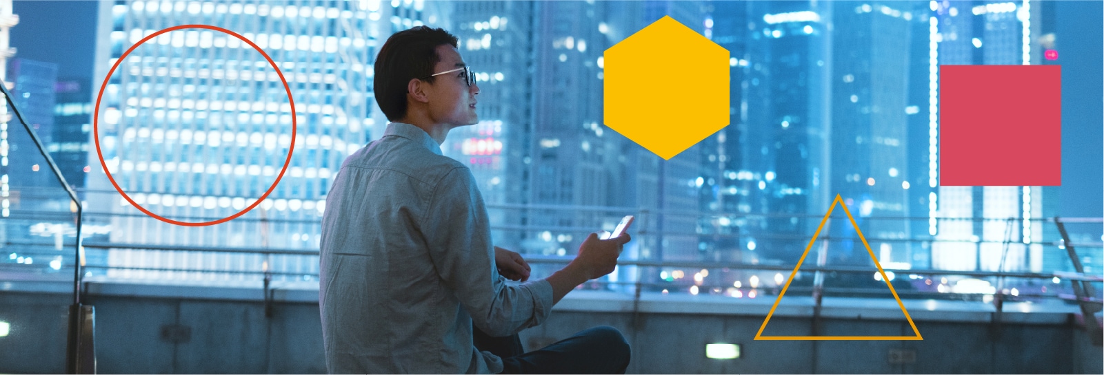 un homme devant des immeubles avec un téléphone à l amain