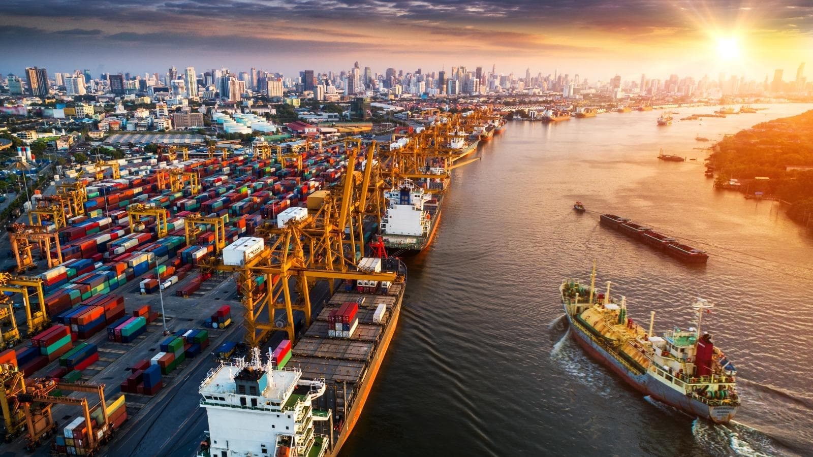 Shipping container port 