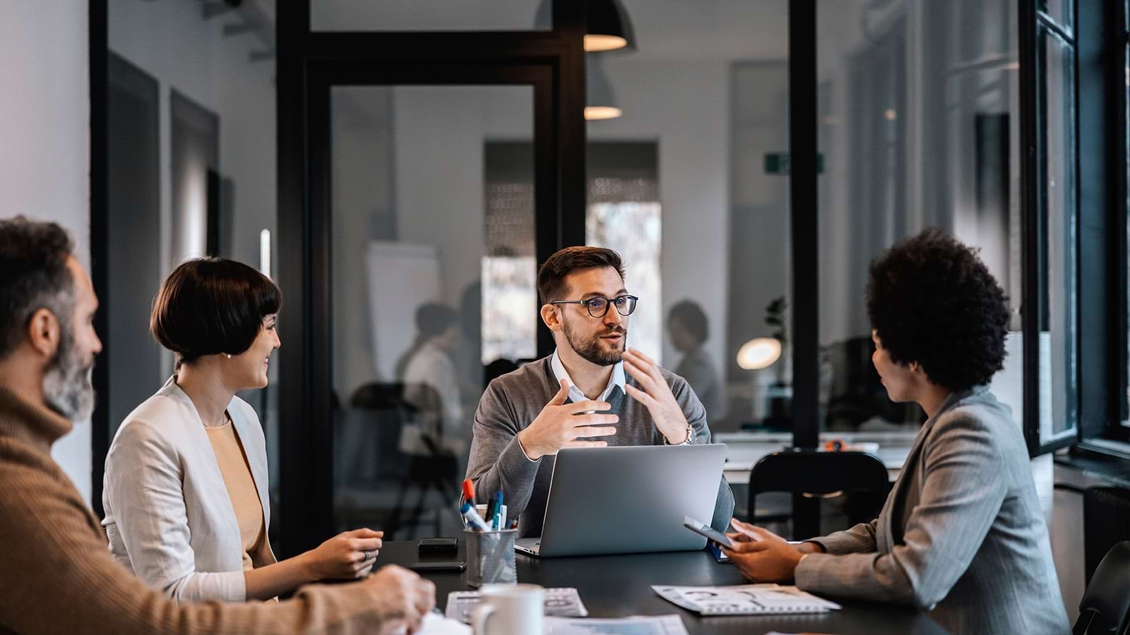 Personnes dans un bureau