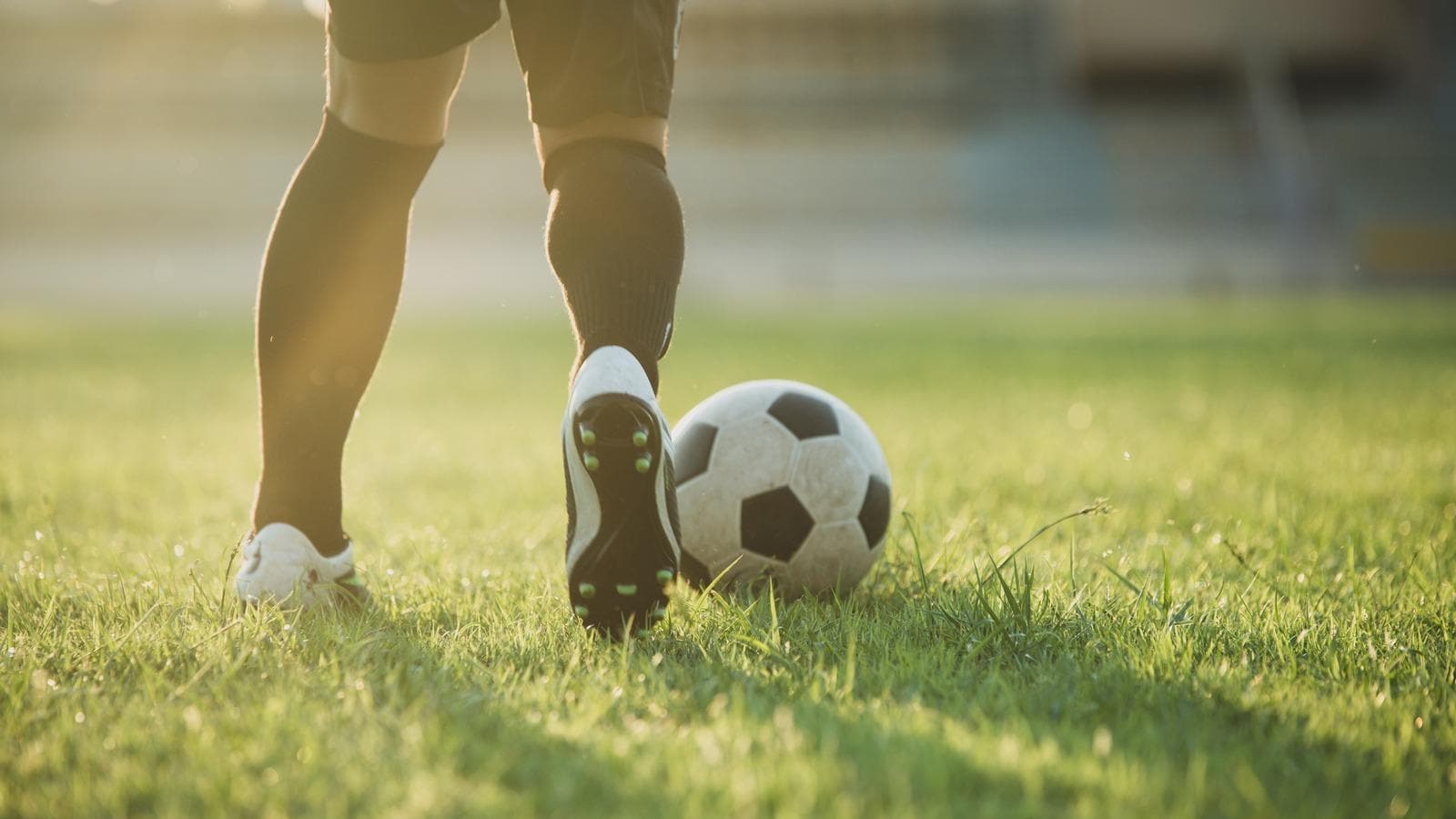 Calciatore e pallone da calcio