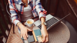 Otthoni munkavégzés – hogyan készüljön rá a munkáltató és a munkavállaló? 