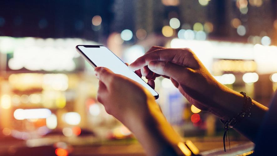 une personne qui navigue sur une tablette