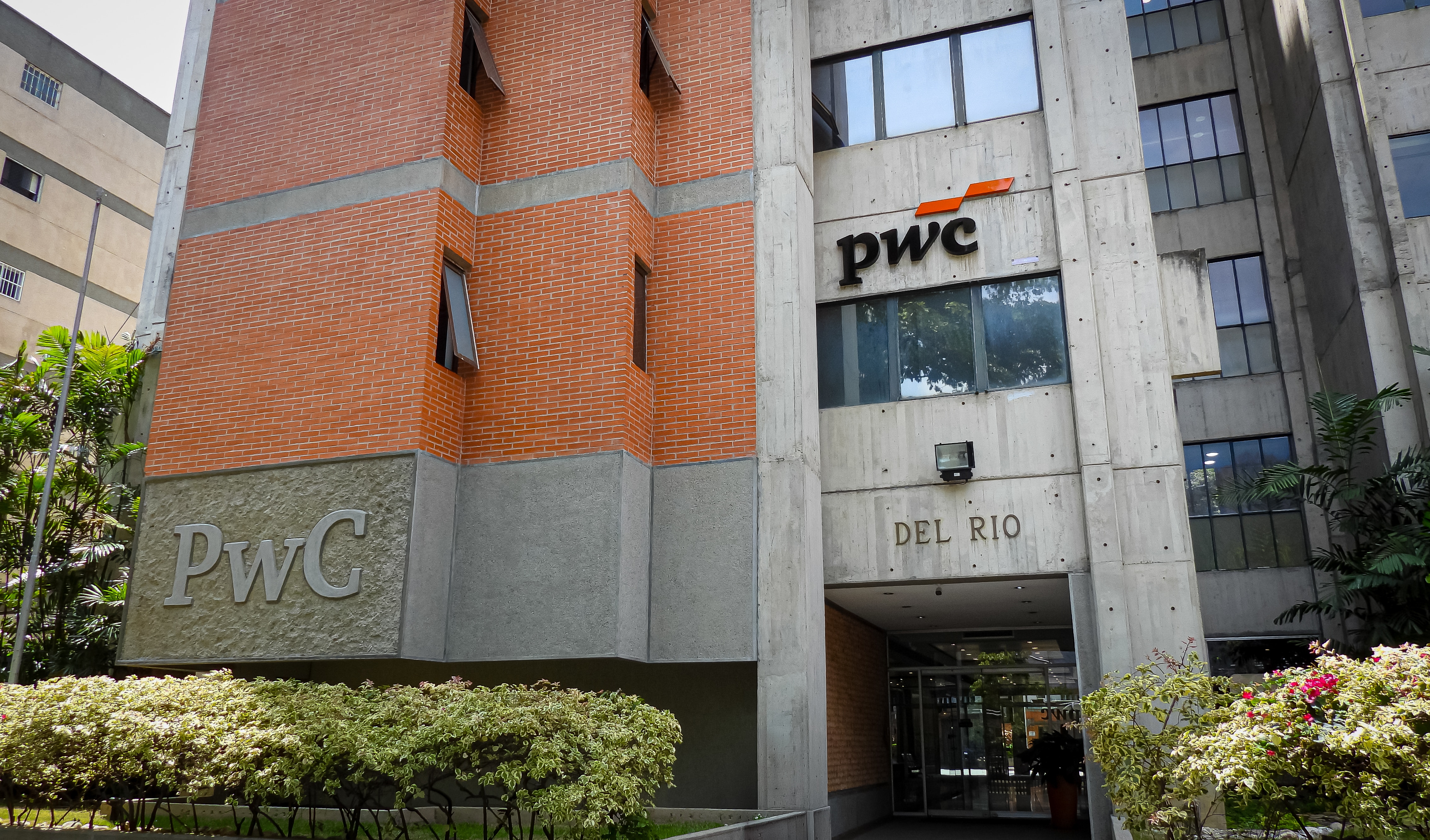 pwc_gx_primary_1600x900_gettyimages-2194274938.jpg